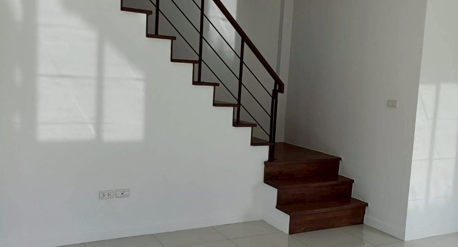 For rent 3 bedrooms townhouse in Lat Phrao, Bangkok