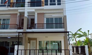 For rent 3 bedrooms townhouse in Lat Phrao, Bangkok