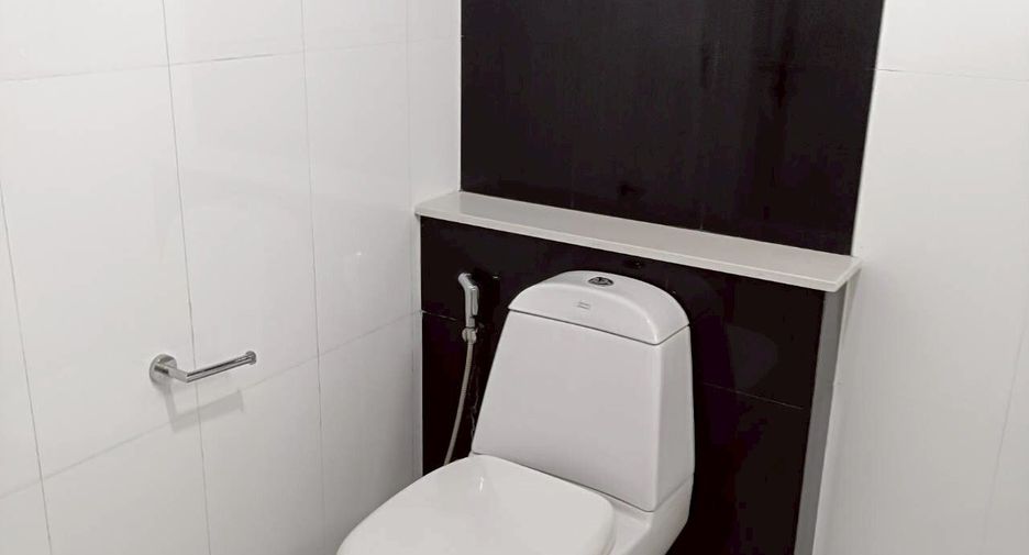 For rent 3 bedrooms townhouse in Lat Phrao, Bangkok