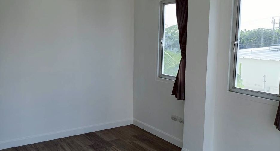 For rent 3 bedrooms townhouse in Lat Phrao, Bangkok