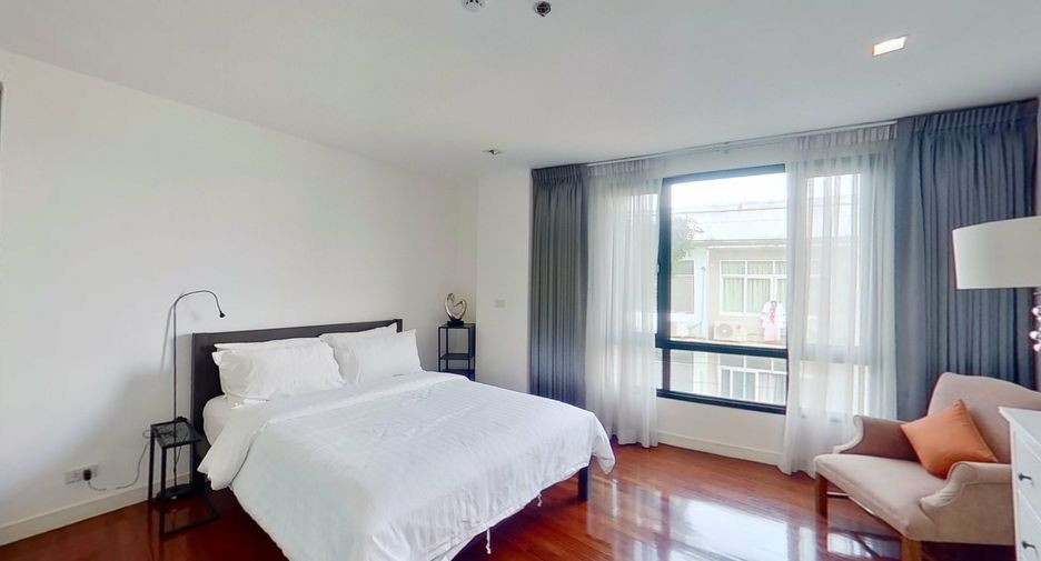 For rent 3 bedrooms condo in Sathon, Bangkok