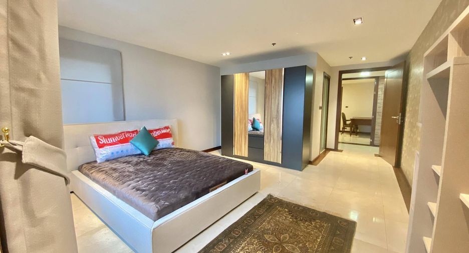 For rent 4 bedrooms condo in Watthana, Bangkok