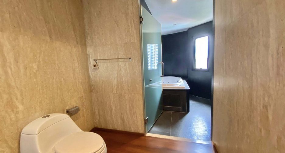 For rent 4 bedrooms condo in Watthana, Bangkok