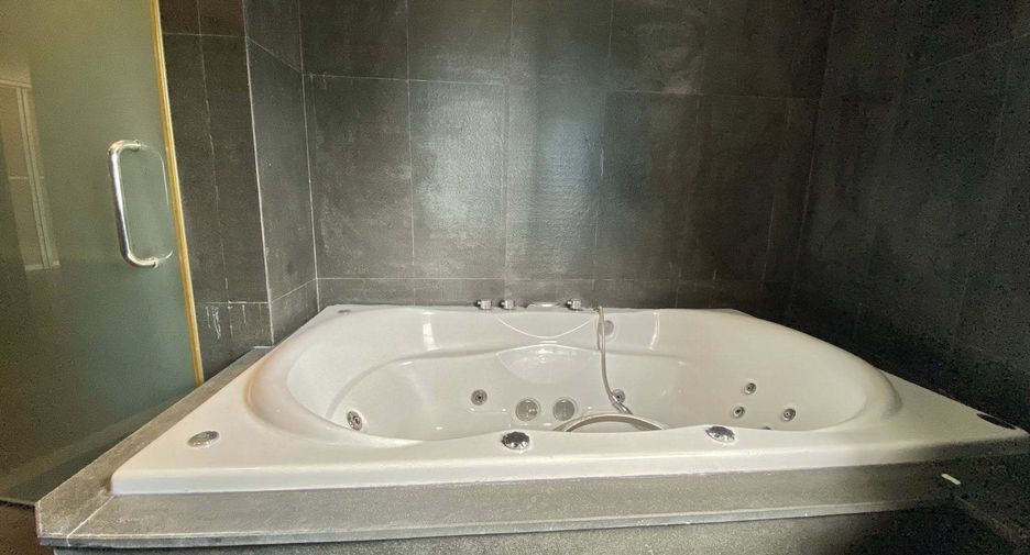 For rent 4 bedrooms condo in Watthana, Bangkok