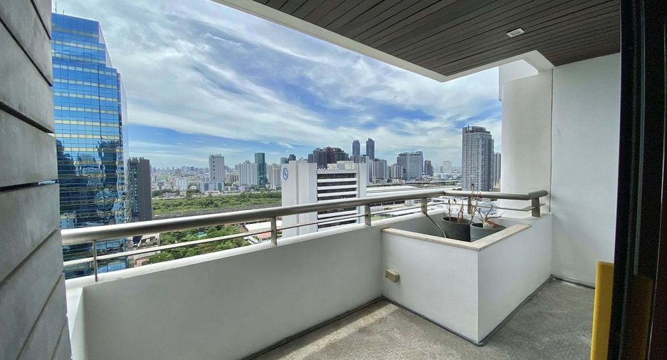 For rent 4 bedrooms condo in Watthana, Bangkok