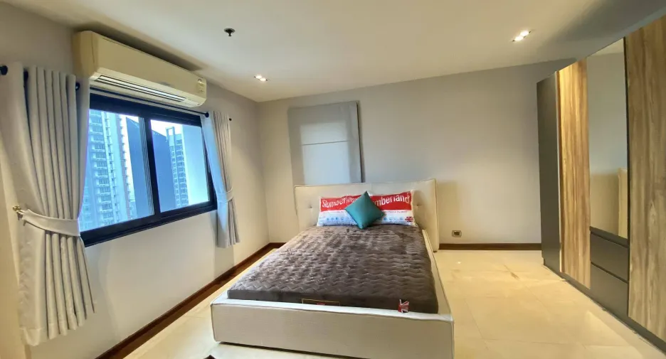 For rent 4 bedrooms condo in Watthana, Bangkok