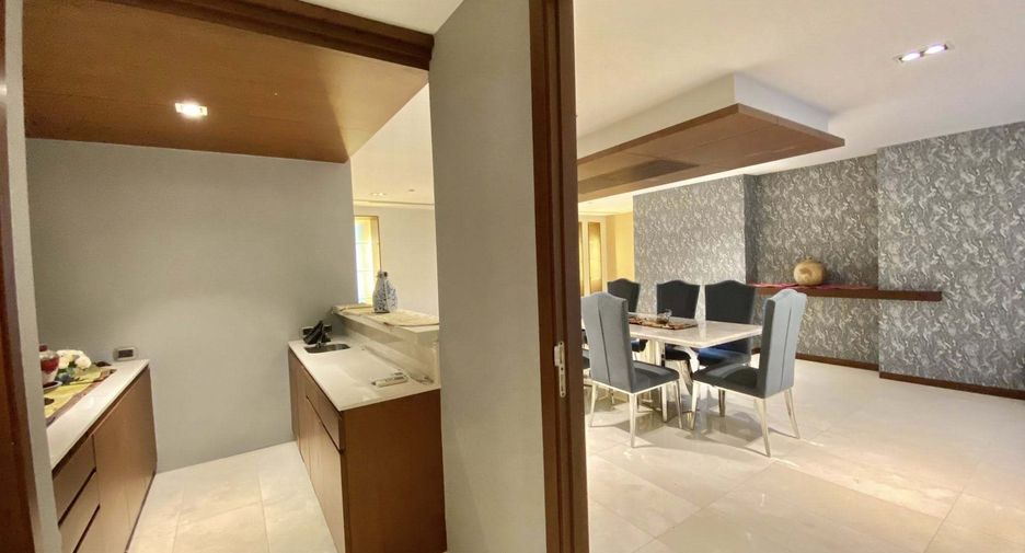 For rent 4 bedrooms condo in Watthana, Bangkok