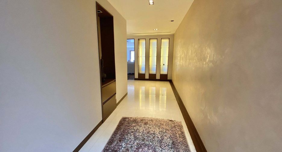 For rent 4 bedrooms condo in Watthana, Bangkok
