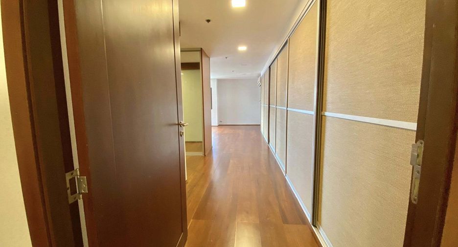 For rent 4 bedrooms condo in Watthana, Bangkok
