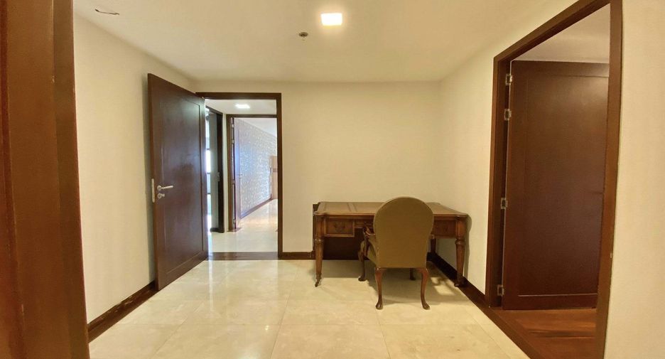 For rent 4 bedrooms condo in Watthana, Bangkok