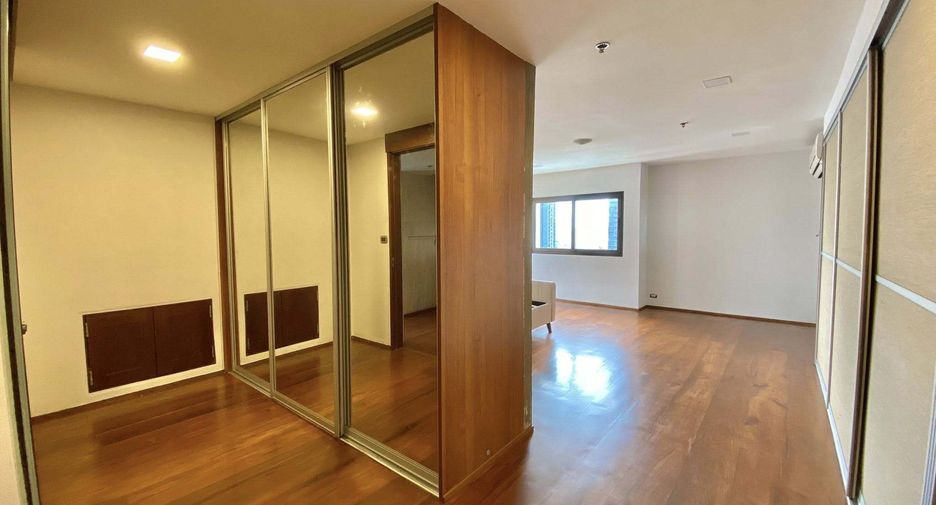 For rent 4 bedrooms condo in Watthana, Bangkok