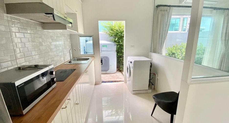 For rent 3 bedrooms townhouse in Prawet, Bangkok