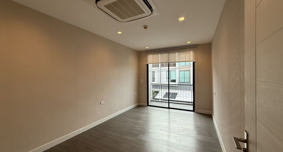 For rent 4 bedrooms house in Wang Thonglang, Bangkok
