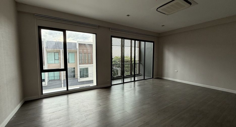 For rent 4 bedrooms house in Wang Thonglang, Bangkok