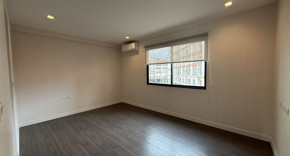 For rent 4 bedrooms house in Wang Thonglang, Bangkok