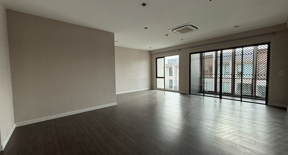For rent 4 bedrooms house in Wang Thonglang, Bangkok