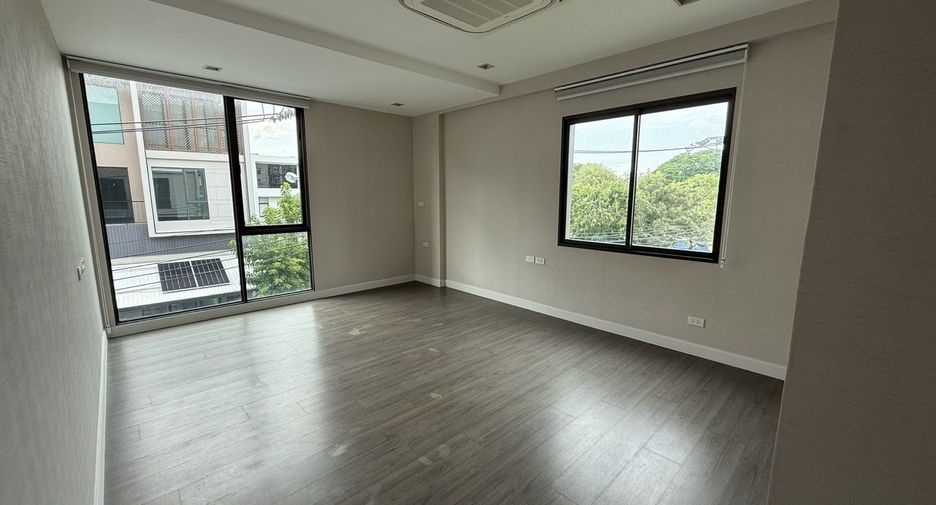 For rent 4 bedrooms house in Wang Thonglang, Bangkok