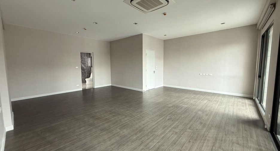 For rent 4 bedrooms house in Wang Thonglang, Bangkok