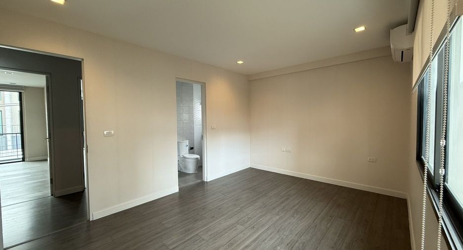 For rent 4 bedrooms house in Wang Thonglang, Bangkok
