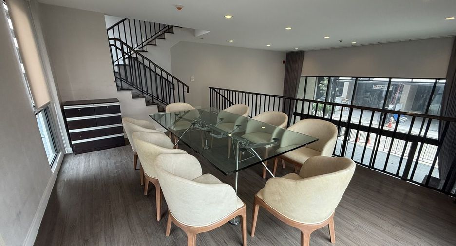 For rent 4 bedrooms house in Wang Thonglang, Bangkok