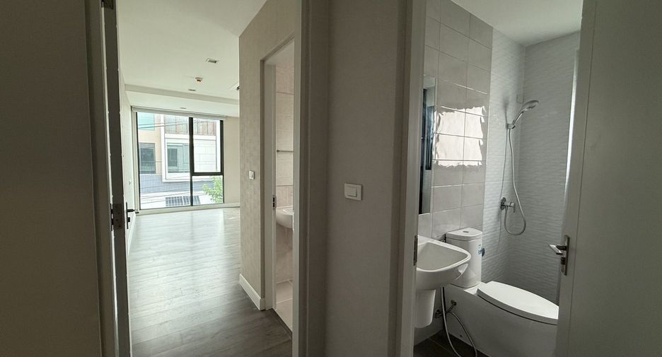 For rent 4 bedrooms house in Wang Thonglang, Bangkok