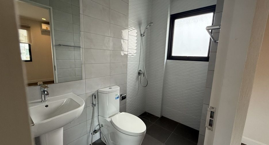 For rent 4 bedrooms house in Wang Thonglang, Bangkok
