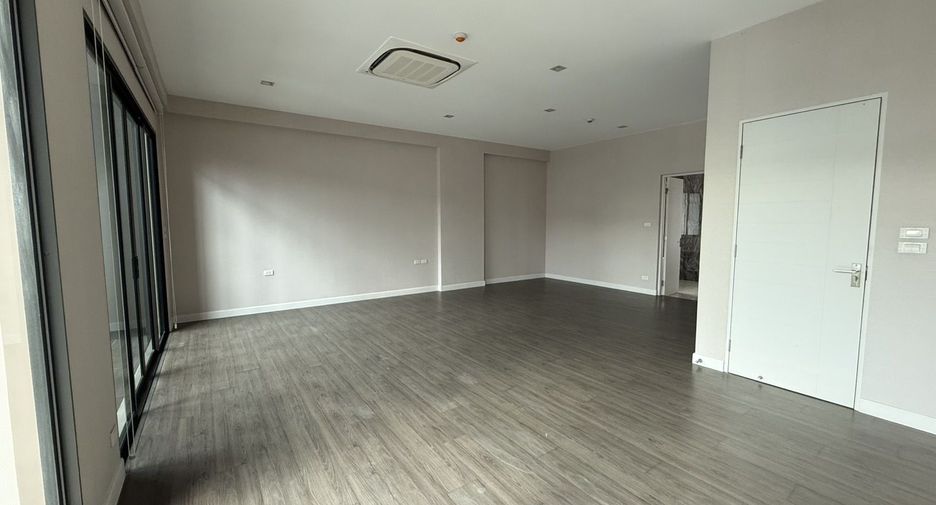 For rent 4 bedrooms house in Wang Thonglang, Bangkok
