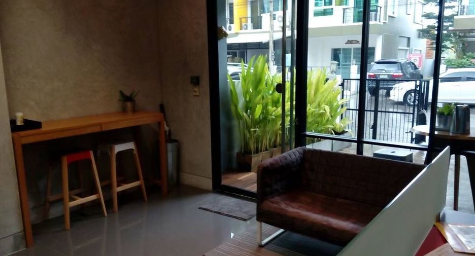 Casa adosada en alquiler de 4 habitaciones en Saphan Sung, Bangkok