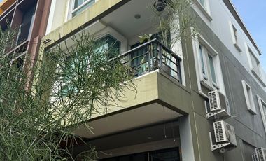 Casa adosada en alquiler de 4 habitaciones en Saphan Sung, Bangkok