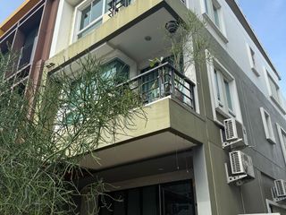 For rent 4 bedrooms townhouse in Saphan Sung, Bangkok