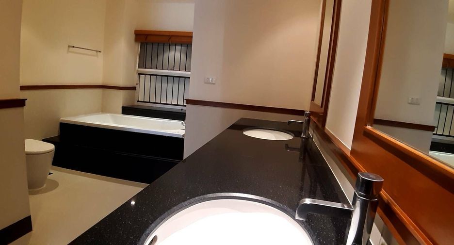 For rent 3 ベッドルーム condo in Sathon, Bangkok