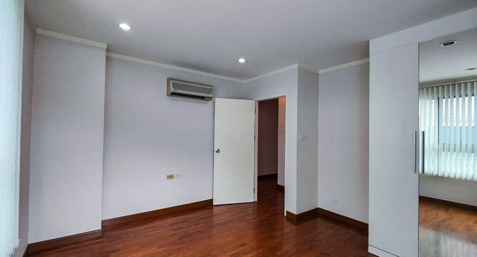For sale 3 bedrooms condo in Watthana, Bangkok