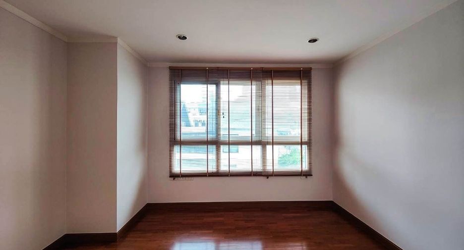For sale 3 bedrooms condo in Watthana, Bangkok