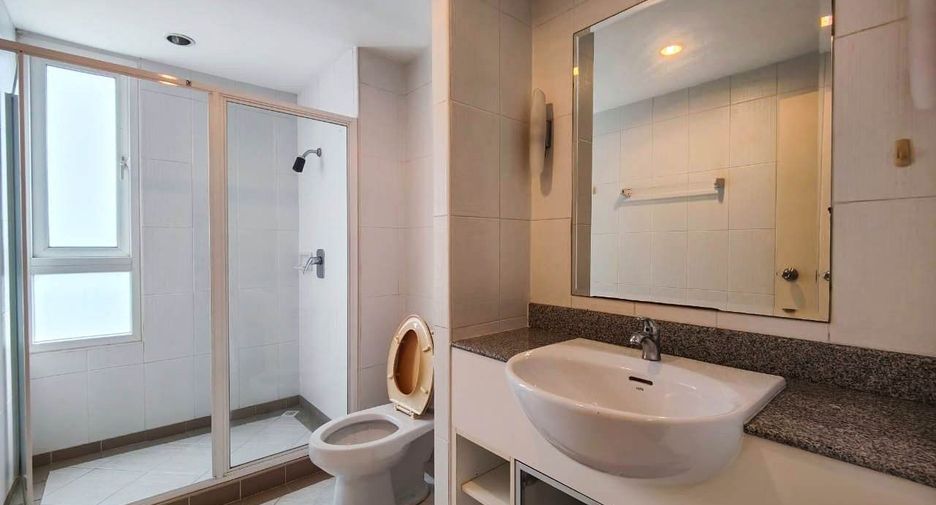 For sale 3 bedrooms condo in Watthana, Bangkok