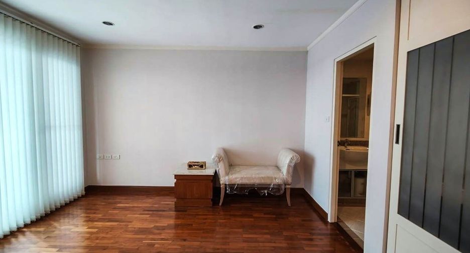 For sale 3 bedrooms condo in Watthana, Bangkok