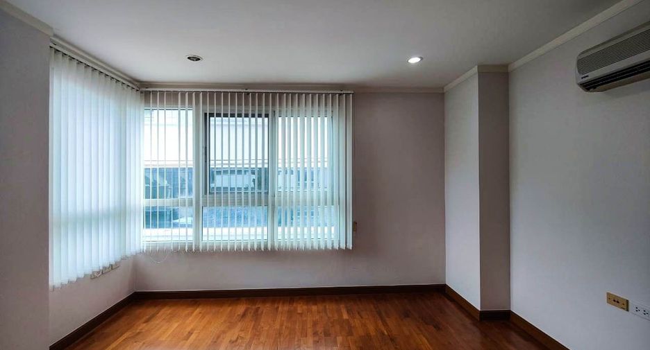 For sale 3 bedrooms condo in Watthana, Bangkok