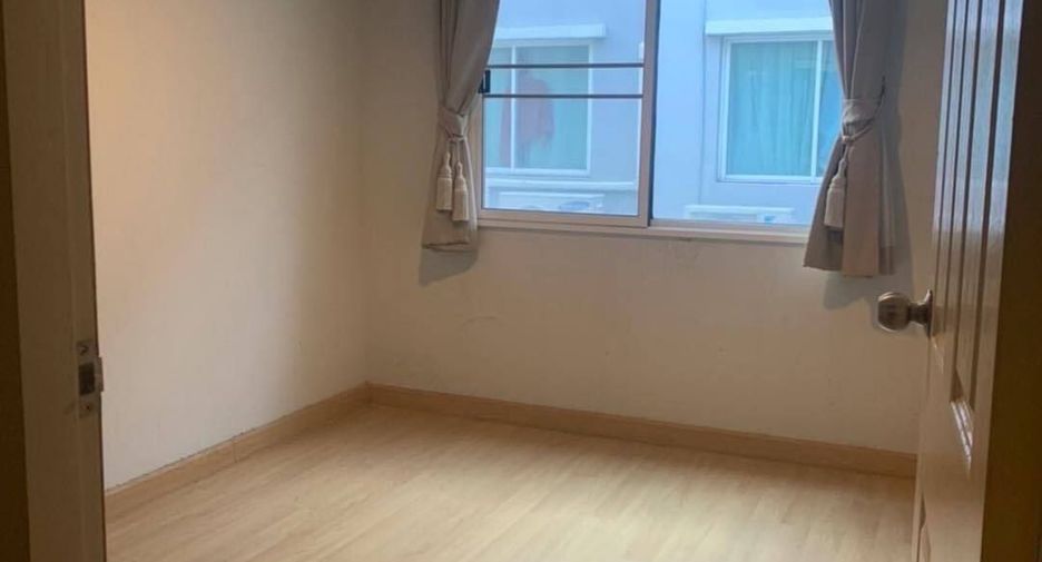 For rent 3 bedrooms townhouse in Lat Phrao, Bangkok