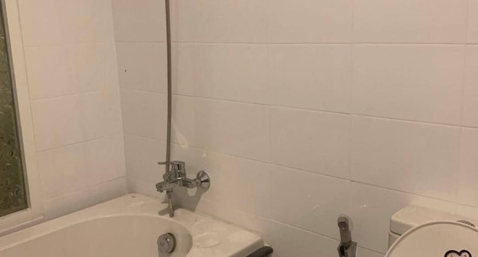 For rent 3 bedrooms townhouse in Lat Phrao, Bangkok