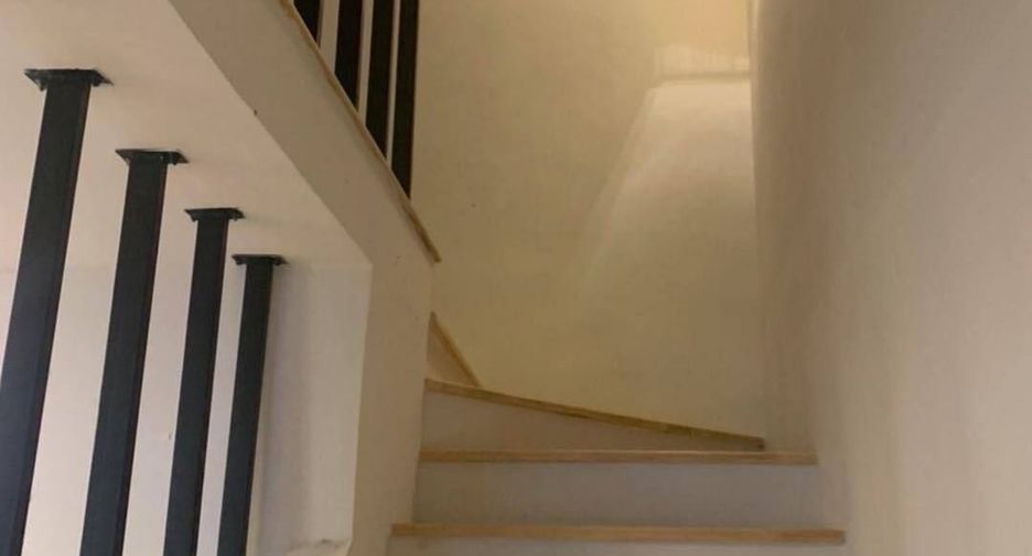 For rent 3 bedrooms townhouse in Lat Phrao, Bangkok