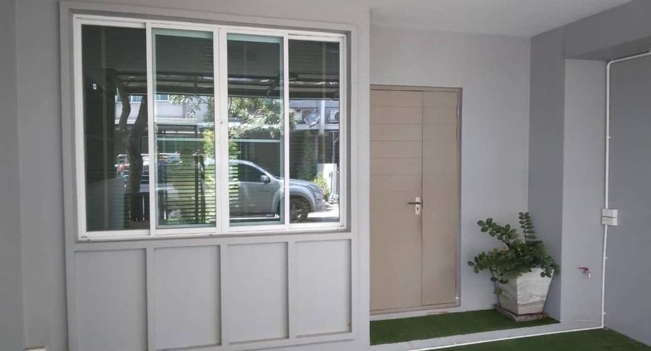 For rent 3 bedrooms townhouse in Lat Phrao, Bangkok