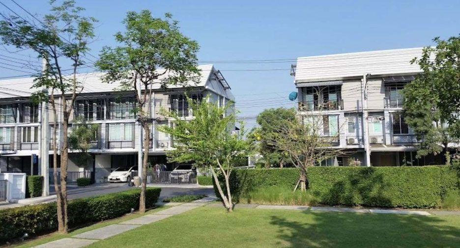 For rent 3 bedrooms townhouse in Lat Phrao, Bangkok