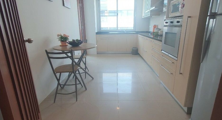 For rent 3 bedrooms apartment in Sathon, Bangkok