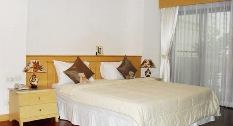 For rent 3 bedrooms condo in Khlong Toei, Bangkok