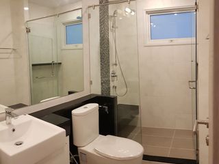 À vendre 2 chambres condo à Yan Nawa, Bangkok
