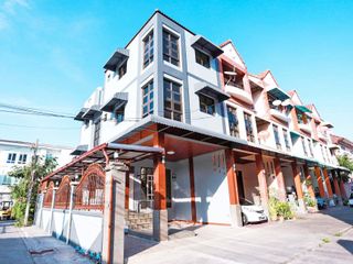 Casa adosada en venta de 3 habitaciones en Lat Phrao, Bangkok