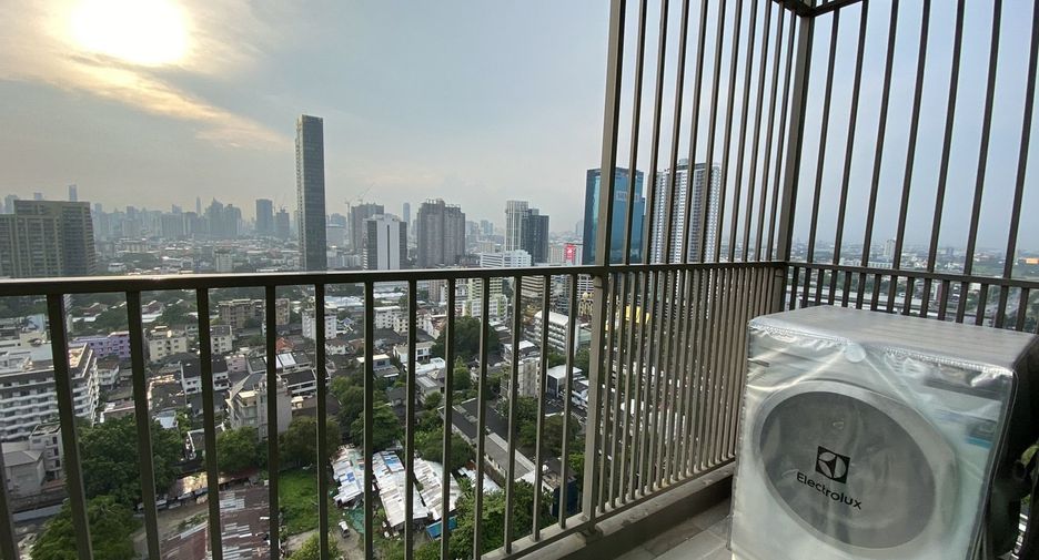 For rent 2 bedrooms condo in Watthana, Bangkok