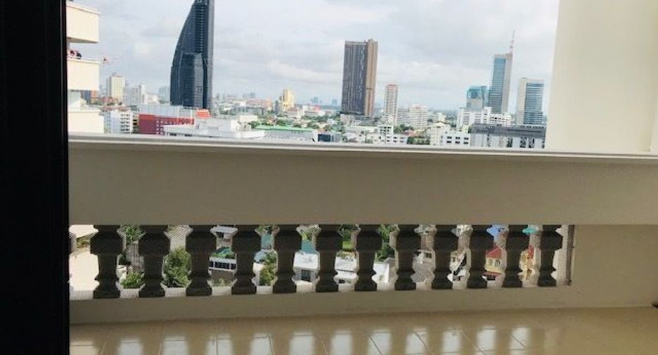 For rent 4 bedrooms condo in Khlong Toei, Bangkok