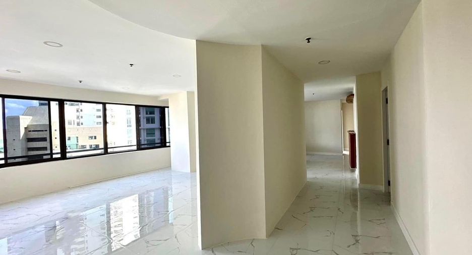 For rent 4 bedrooms condo in Watthana, Bangkok