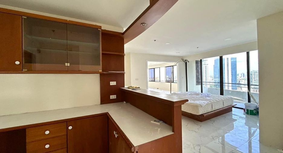 For rent 4 bedrooms condo in Watthana, Bangkok