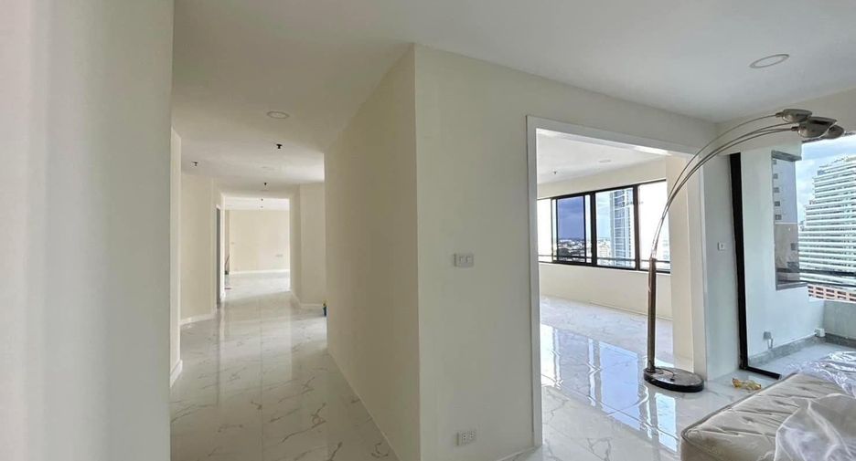 For rent 4 bedrooms condo in Watthana, Bangkok